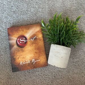 🌷2 for $15🌷The Secret by Rhonda Byrne -  Book